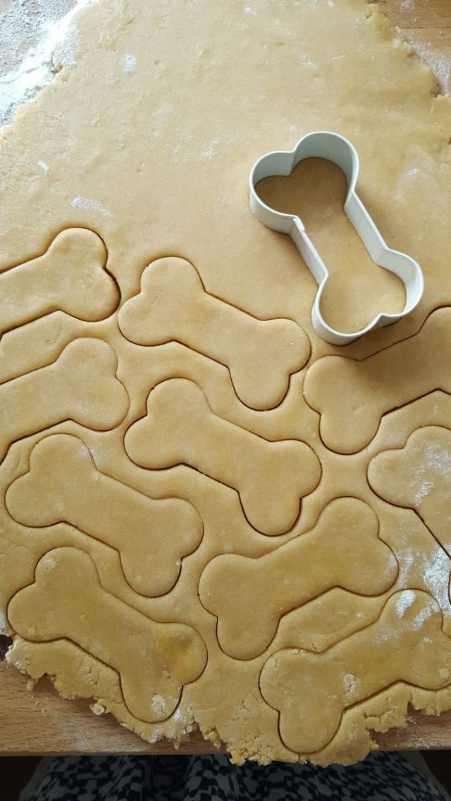 The cookie cutter is by Wilton and comes in three -silhouette, paw and bone.