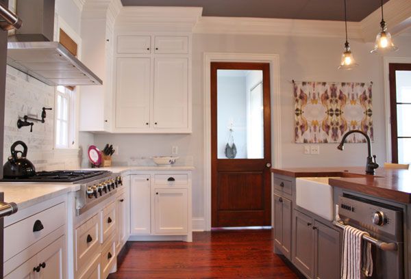 See how this simple wall hanging adds some serious interest to this classic kitchen?
